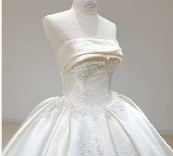 Classic Elegant Off-shoulder Ball Gown Wedding Dress