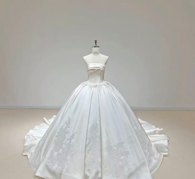 Classic Elegant Off-shoulder Ball Gown Wedding Dress