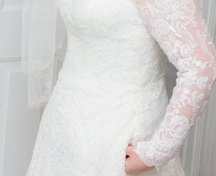 Oleg Cassini Wedding Dress CWG765 Size 12 - comes with Veil, Sash, and Petticoat